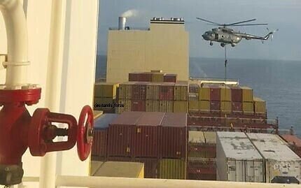 هلی‌برن تکاوران نیروی دریایی سپاه برای توقیف کشتی اسرائیلی | تصویر