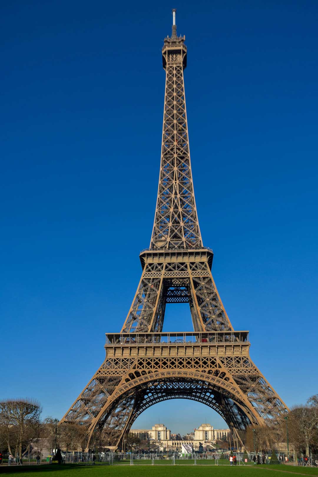 برج ایفل: بزرگترین سازه جهان