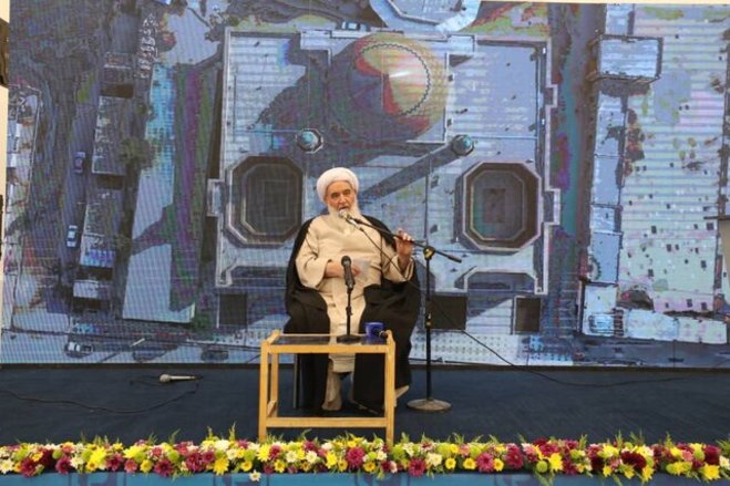 امام جمعه کرمانشاه:
حرم احمدبن اسحاق را باید به جمکران ثانی تبدیل کنیم