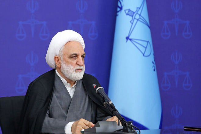 محسنی اژه‌ای، رئیس قوه قضاییه:
دقت شود در بازرسی از منزل متهم دلهره در خانواده او ایجاد نشود