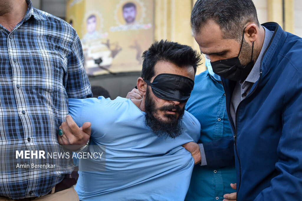 تصاویر | فریم به فریم لحظه بازداشت قاتل مامور ناجا | گوش قاتل در دست پسر شهید رنجبر
