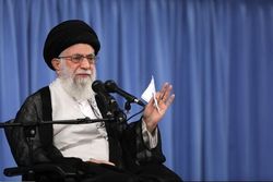 رهبر انقلاب: به برخی کسانی که صلاحیتشان احراز نشد جفا شد؛ گزارش‌های خلاف واقع بود| دستگاه‌های مسئول جبران کنند