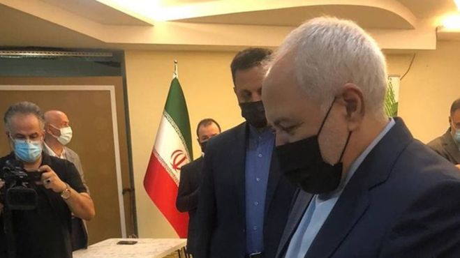 ظریف رای خود را به صندوق اخذ رای مستقر در آنتالیا انداخت