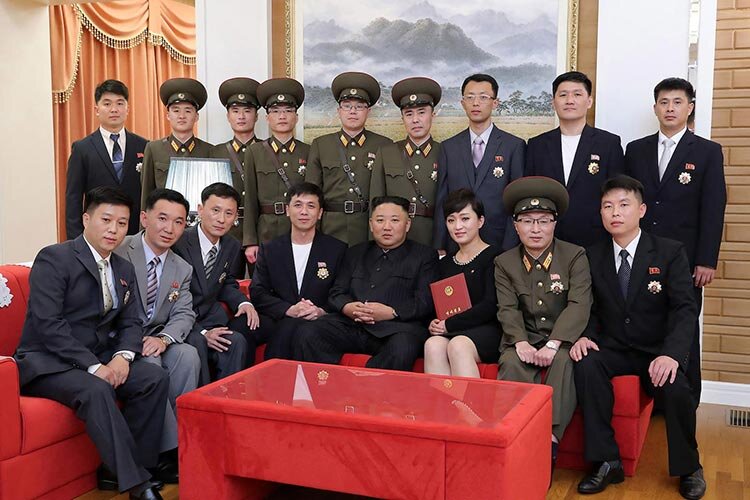 یک رهبر کره شمالی با چهره ای تازه و بدون نقاب در میان هنرمندان جوان