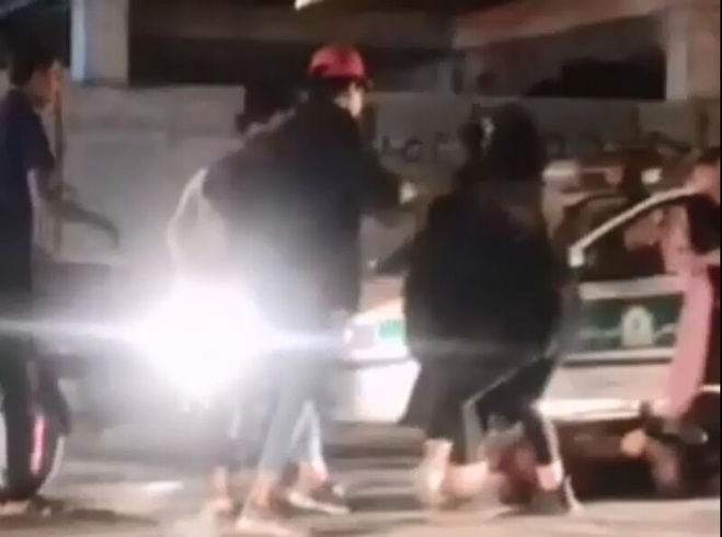 ویدئو ؛ نزاع خیابانی دختران در کرمان   پلیس: یک شیطنت کوچک بود
