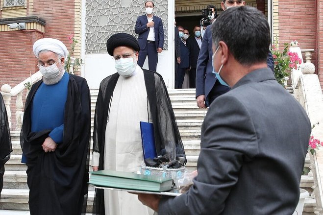 روحانی دفتر ریاست جمهوری را تحویل رئیسی داد