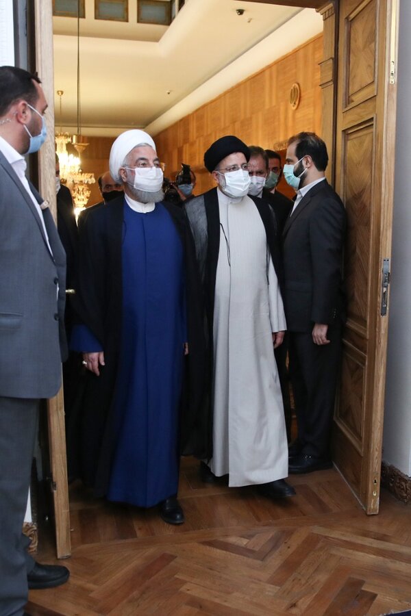 روحانی دفتر ریاست جمهوری را تحویل رئیسی داد