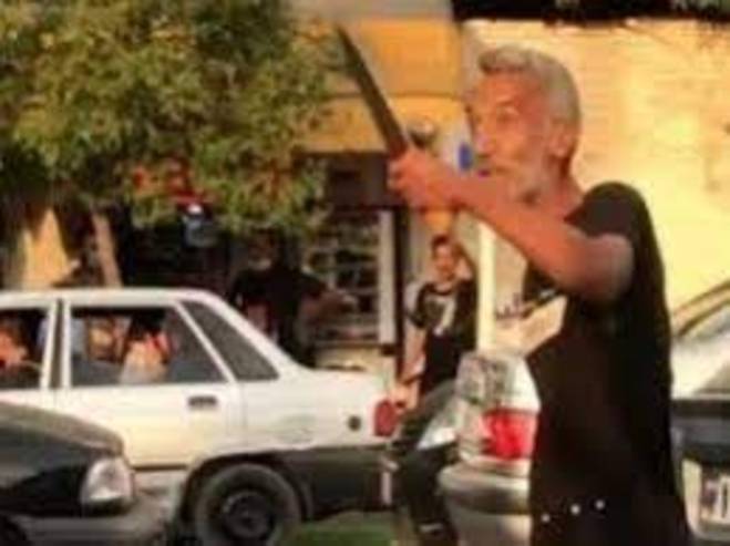 ویدئو | مرد گرگانی با تبر به جان عابران افتاد