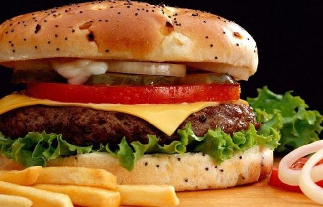 مضرات مواد غذایی دودی و سیگار در یک رده