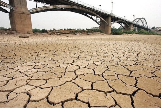 ️عکس | تلاش زن خوزستانی برای بازکردن راه آب به سمت مزرعه