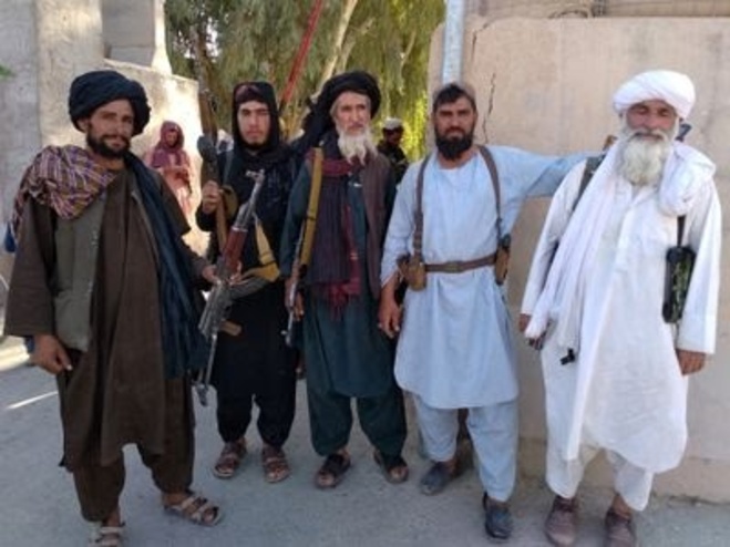 طالبان دفتر مرکزی پلیس هرات را تصرف کرد.