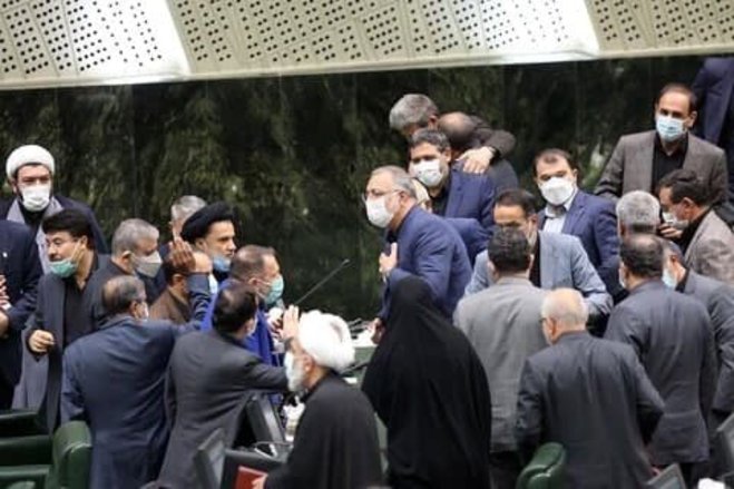 خداحافظی زاکانی با مجلس بدون رعایت پروتکل های ضدکرونایی  عکس