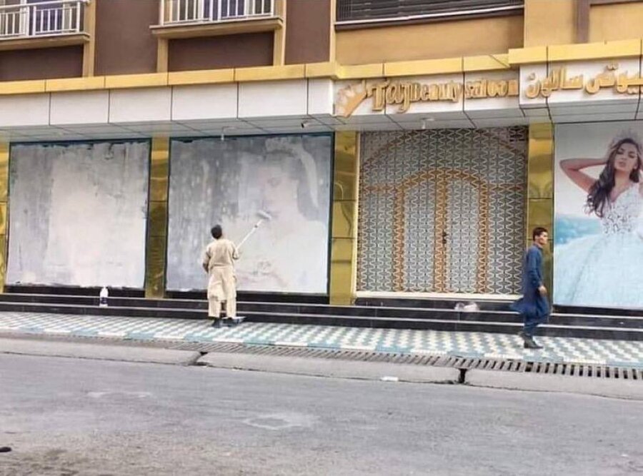 عکس/ پاک‌سازی تصاویر زنان از سطح شهر کابل