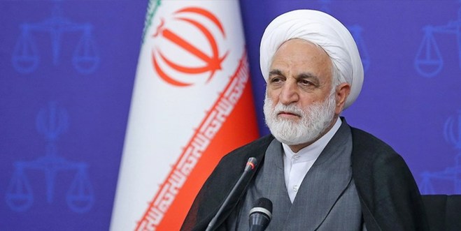 اژه‌ای: عکسم را به دیوار جایی نزنید