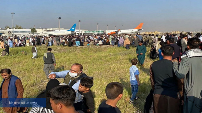 ویدئو  پرواز هواپیمای نظامی آمریکا وتلاش نومیدانه افغان ها برای فرار