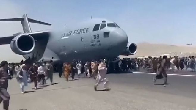 عکس  فرار ۶۴۰ افغان از دست طالبان با یک هواپیما
