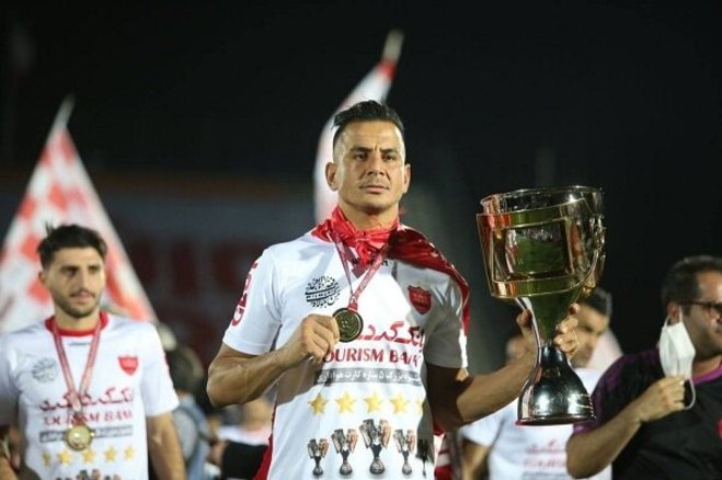 دلجویی گلر جنجالی پرسپولیس از کریم باقری