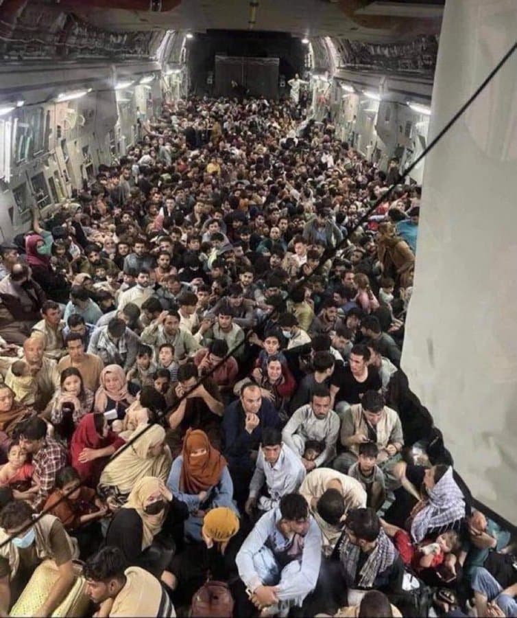 راز عکس نشستن صدها افغانستانی در هواپیمای باری امریکا