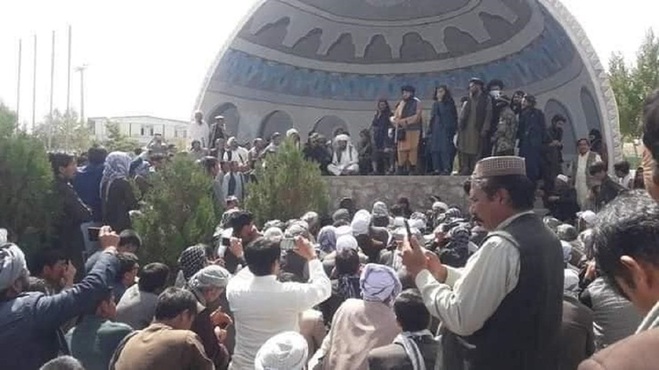 تخریب مجسمه شهیدمزاری توسط طالبان  تظاهرات گسترده شهروندان بامیان