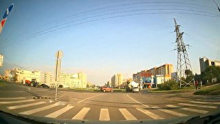 فیلم/ مهارت راننده تراکتور در توقف به موقع خودرو