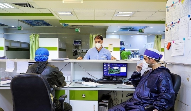 فیلم  شعرخوانی شبانه فروغ احمدی پرستار بیمارستان اصفهان برای بیماران