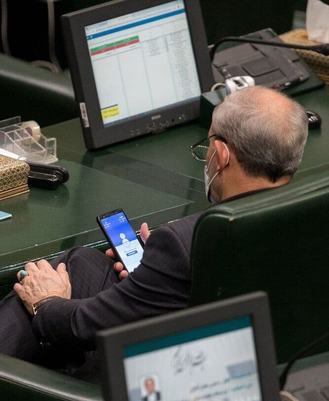 عکس/ تلاش یک نماینده برای فعال کردن فیلترشکن در صحن مجلس