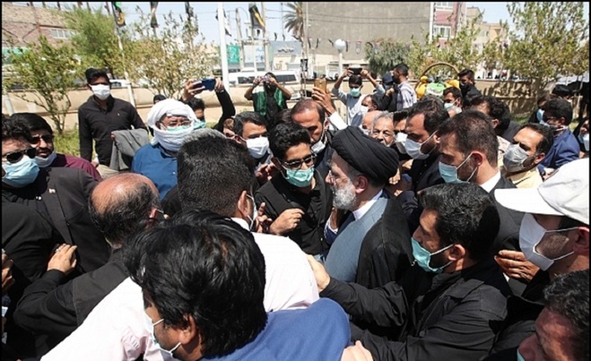 تصاویر  گفت‌وگوی رئیسی با کپرنشینان چابهار
