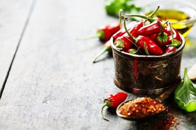 ۹ خاصیت شگفت‌انگیز غذاهای تند که نمی‌دانستید