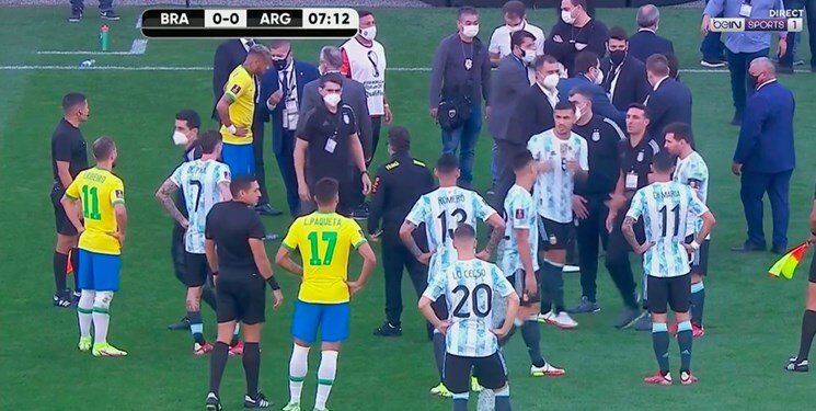 اتفاق عجیب در دیدار برزیل و آرژانتین / پلیس برای دستگیری بازیکنان وارد زمین شد!
