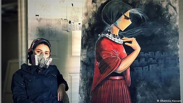 زن افغان که دغدغه‌های مردمش را بر دیوارها نقاشی می‌کند