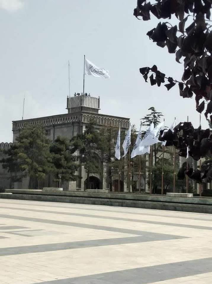عکس| پرچم طالبان بر فراز کاخ ریاست جمهوری
