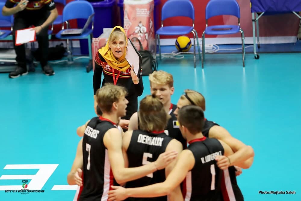 تنها مربی زن مسابقات والیبال پسران/ عکس تنها مربی زن مسابقات والیبال پسران/ عکس