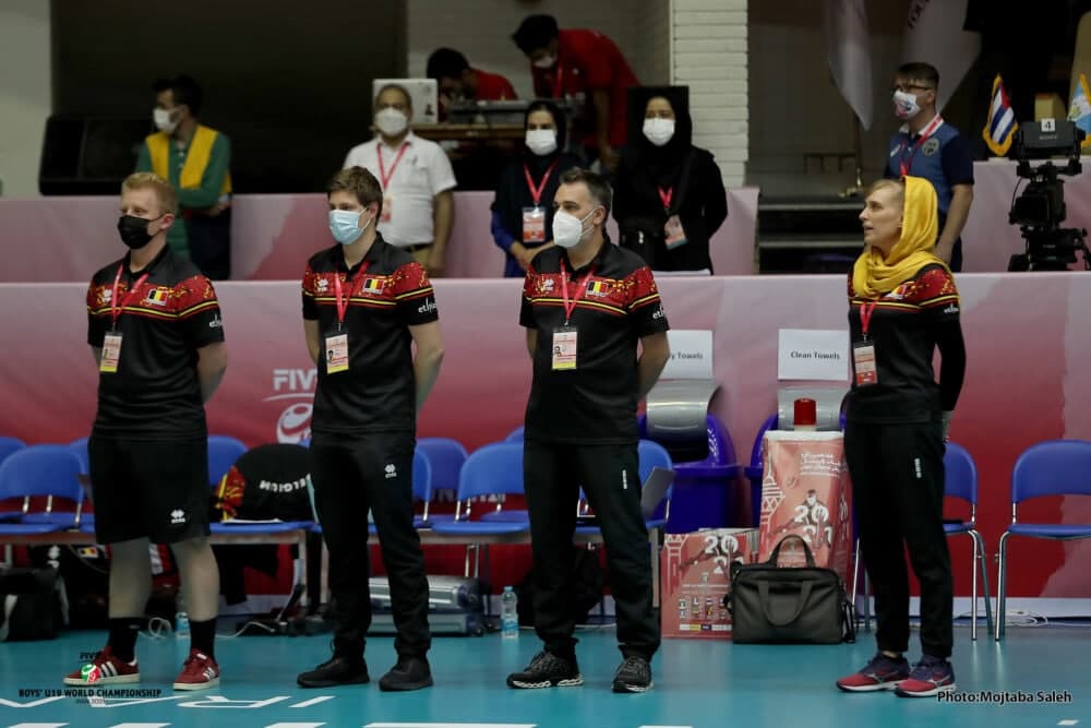 تنها مربی زن مسابقات والیبال پسران/ عکس تنها مربی زن مسابقات والیبال پسران/ عکس