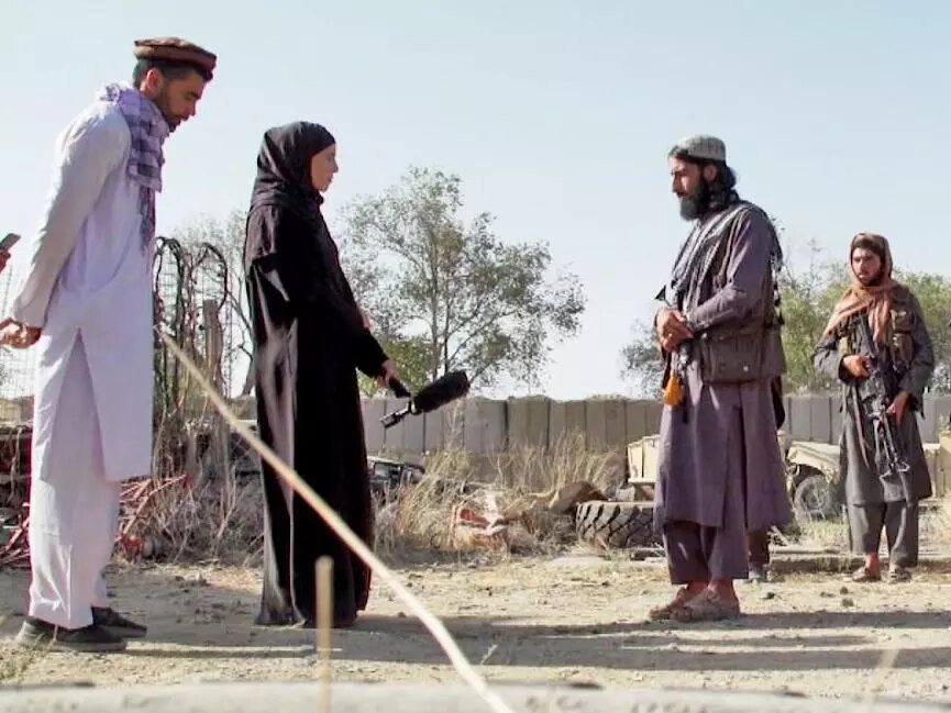 تجربه یک خبرنگار زن از طالبان / مردم افغانستان خسته شده بودند