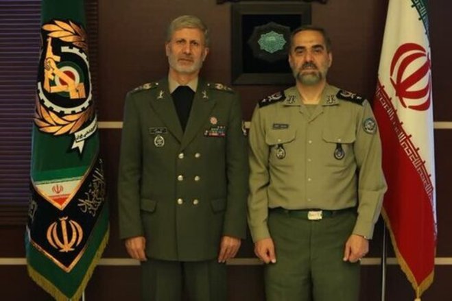 اولین روز کاری وزیر دفاع رئیسی در کنار وزیر دفاع روحانی