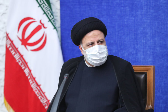 رئیسی: شتاب در واکسیناسیون گروه‌های شغلی ضروری است