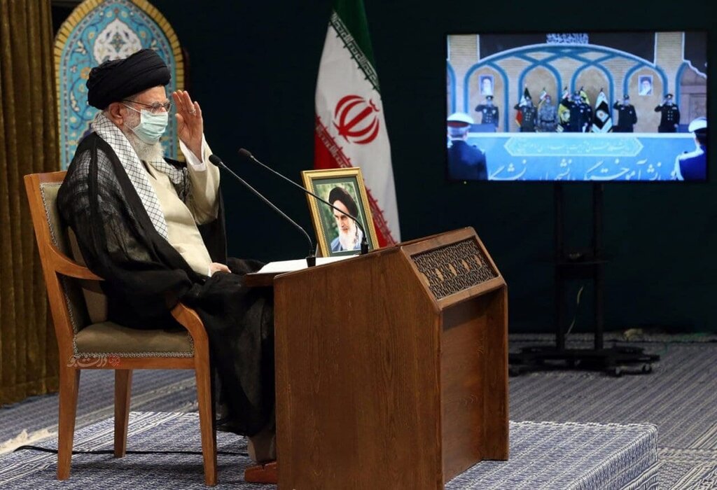 عکس | احترام نظامی رهبر معظم انقلاب در مراسم مشترک دانشآموختگی دانشجویان دانشگاههای افسری عکس | احترام نظامی رهبر معظم انقلاب در مراسم مشترک دانشآموختگی دانشجویان دانشگاههای افسری