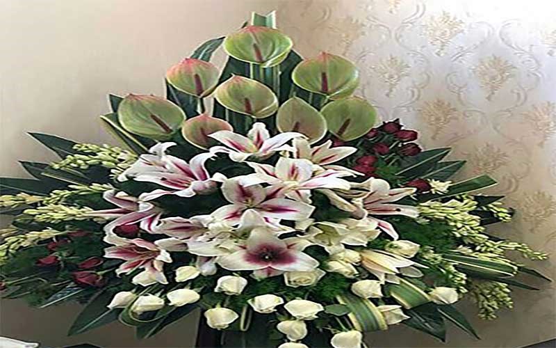 سبد گل پایه دار با گلایل و لیلیوم؛ معرفی دو نوع اصلی تاج گل سبد گل پایه دار با گلایل و لیلیوم؛ معرفی دو نوع اصلی تاج گل