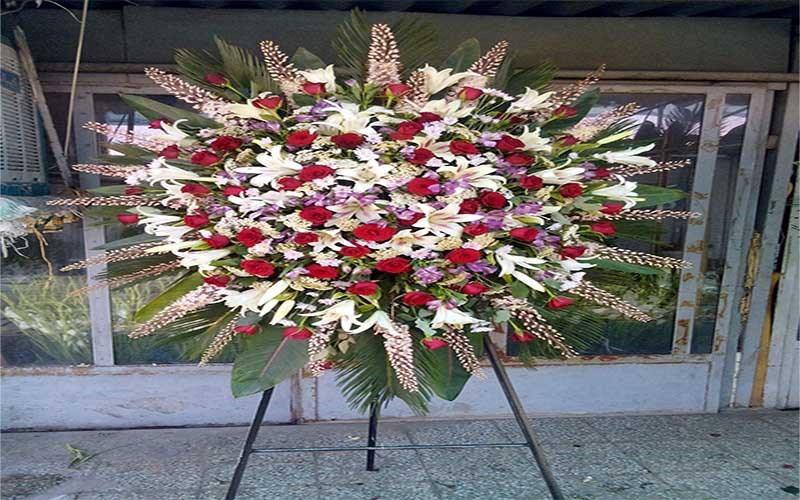 سبد گل پایه دار با گلایل و لیلیوم؛ معرفی دو نوع اصلی تاج گل سبد گل پایه دار با گلایل و لیلیوم؛ معرفی دو نوع اصلی تاج گل