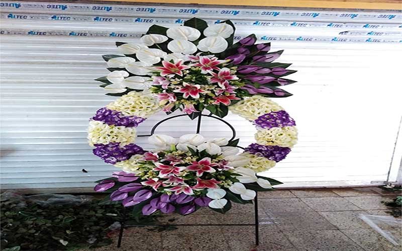 سبد گل پایه دار با گلایل و لیلیوم؛ معرفی دو نوع اصلی تاج گل سبد گل پایه دار با گلایل و لیلیوم؛ معرفی دو نوع اصلی تاج گل