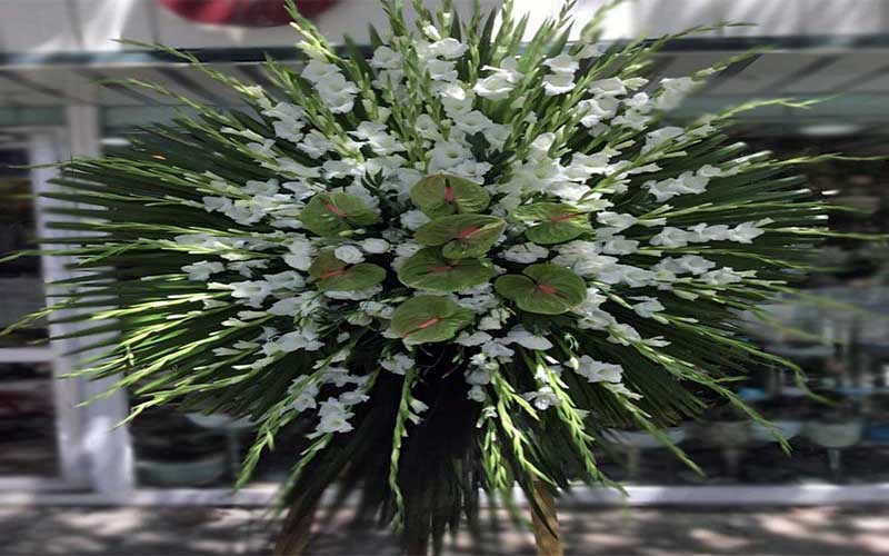 سبد گل پایه دار با گلایل و لیلیوم؛ معرفی دو نوع اصلی تاج گل سبد گل پایه دار با گلایل و لیلیوم؛ معرفی دو نوع اصلی تاج گل