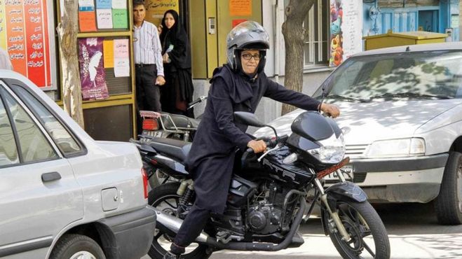 رئیس پلیس راهور:
برای صدور گواهینامه موتورسواری بانوان منع قانونی داریم