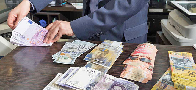 کاهش قیمت دلار و افزایش قیمت یورو در صرافی های بانکی ؛ ۲۹ مهر ۱۴۰۰