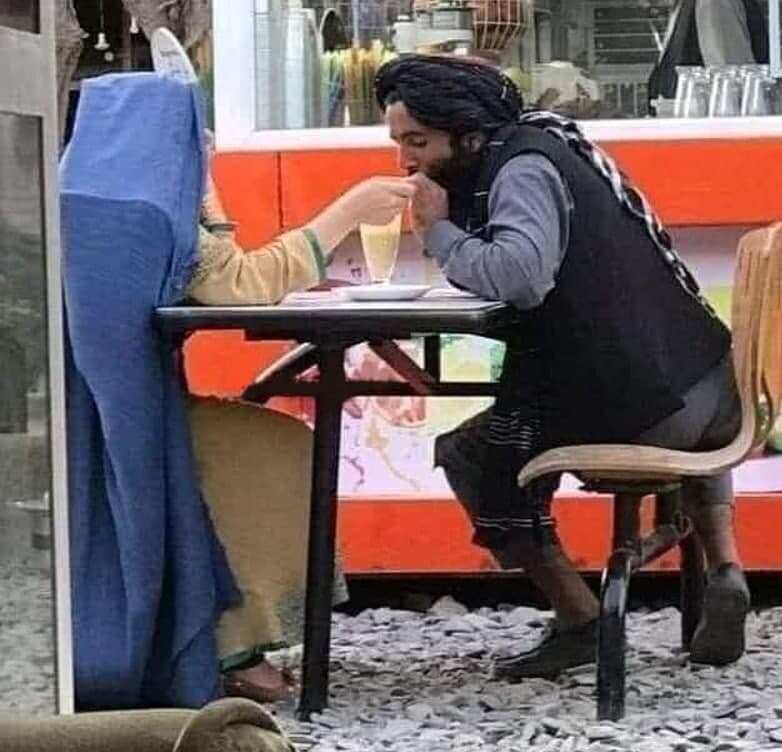 عکس | قرار عاشقانه یکی از اعضای طالبان در کافه‌ای در کابل!