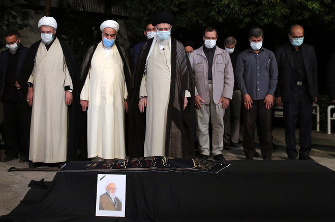 رهبر معظم انقلاب بر پیکر آیت الله حسن‌زاده آملی نماز اقامه کردند
