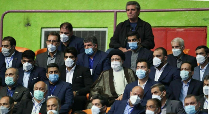 آیتالله رئیسی نشان پهلوانی را بر بازوی صادقزاده بست آیتالله رئیسی نشان پهلوانی را بر بازوی صادقزاده بست