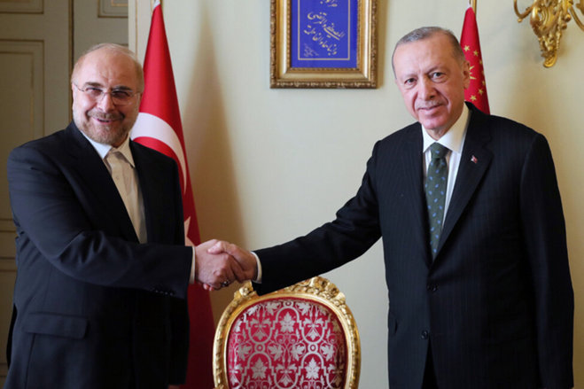 عکس | تابلوی معنادار در محل دیدار اردوغان با قالیباف