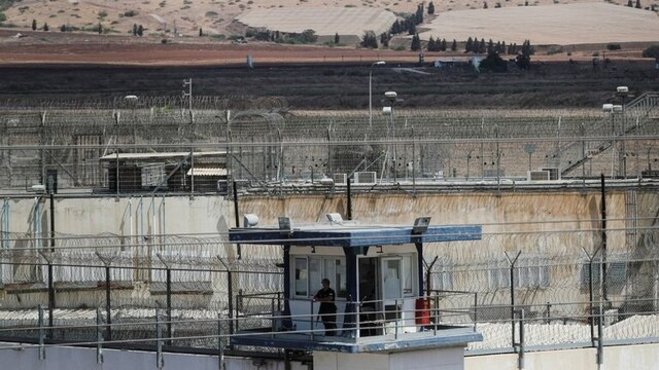 یک اسیر فلسطینی انتقام حملات اخیر به بانوان اسیر در زندان‌های اسرائیلی را گرفت