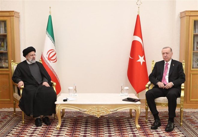 رئیسی  در دیدار با اردوغان: توسعه روابط تهران آنکارا به نفع دو ملت و صلح و ثبات در منطقه است