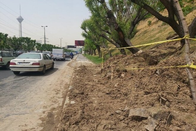 آبیاری بیش از حد و خاک ناپایدار موجب زمین‌لغزش در  اتوبان همت  شد